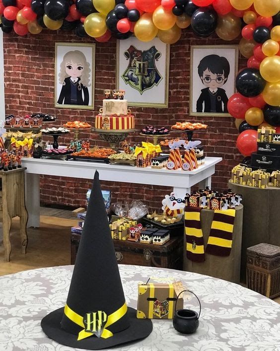 Mesa temática Harry Potter  Temática de harry potter, Decoraciones de  globos para fiesta, Fiesta tematica harry potter