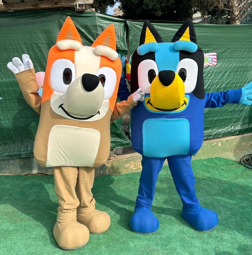 Fiesta temática de Bluey para niños — decoración azul y naranja con globos y mesa de cumpleaños