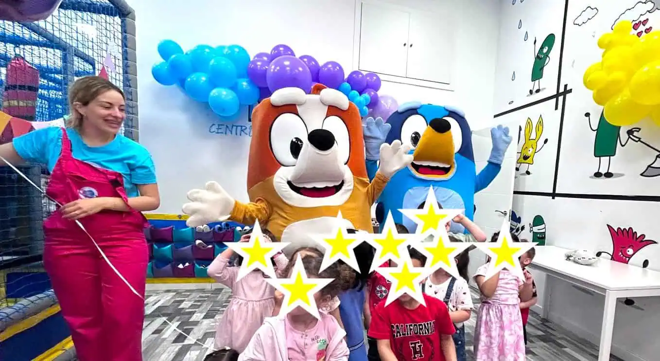 Animadores de Mundo Samadry con niños en fiesta temática Bluey — Madrid