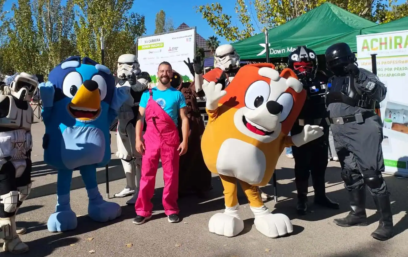 Niños disfrutando de animación temática Bluey en cumpleaños infantil — Mundo Samadry Madrid