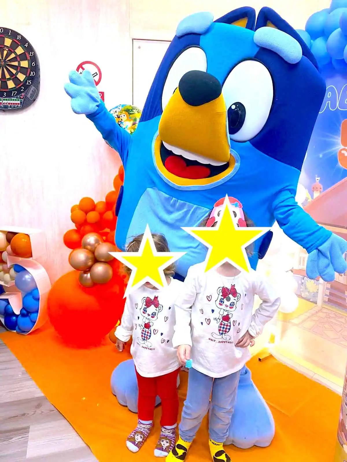 Grupo de niños en animación infantil temática Bluey organizada por Mundo Samadry